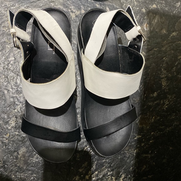 High platform strap sandals - Picture 2 of 4